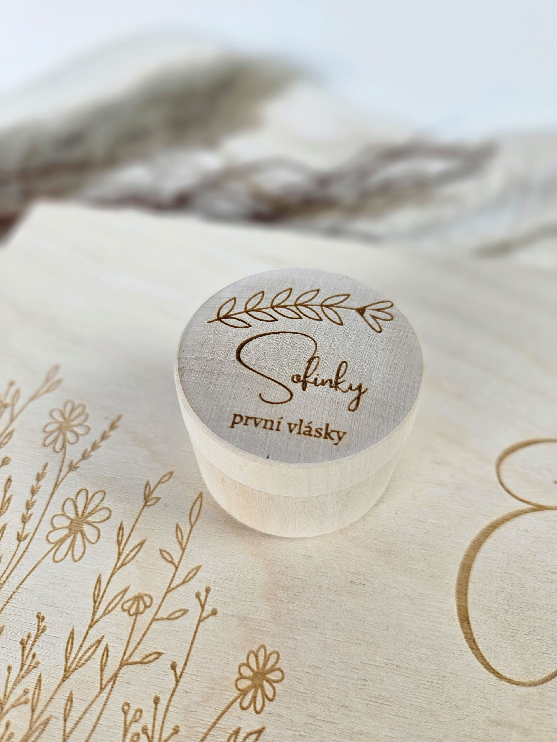 Dřevěná krabička na zoubky a vlásky
